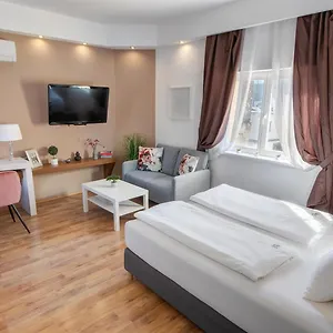 premium-studio-szervita-square.inbudapesthotels.com/